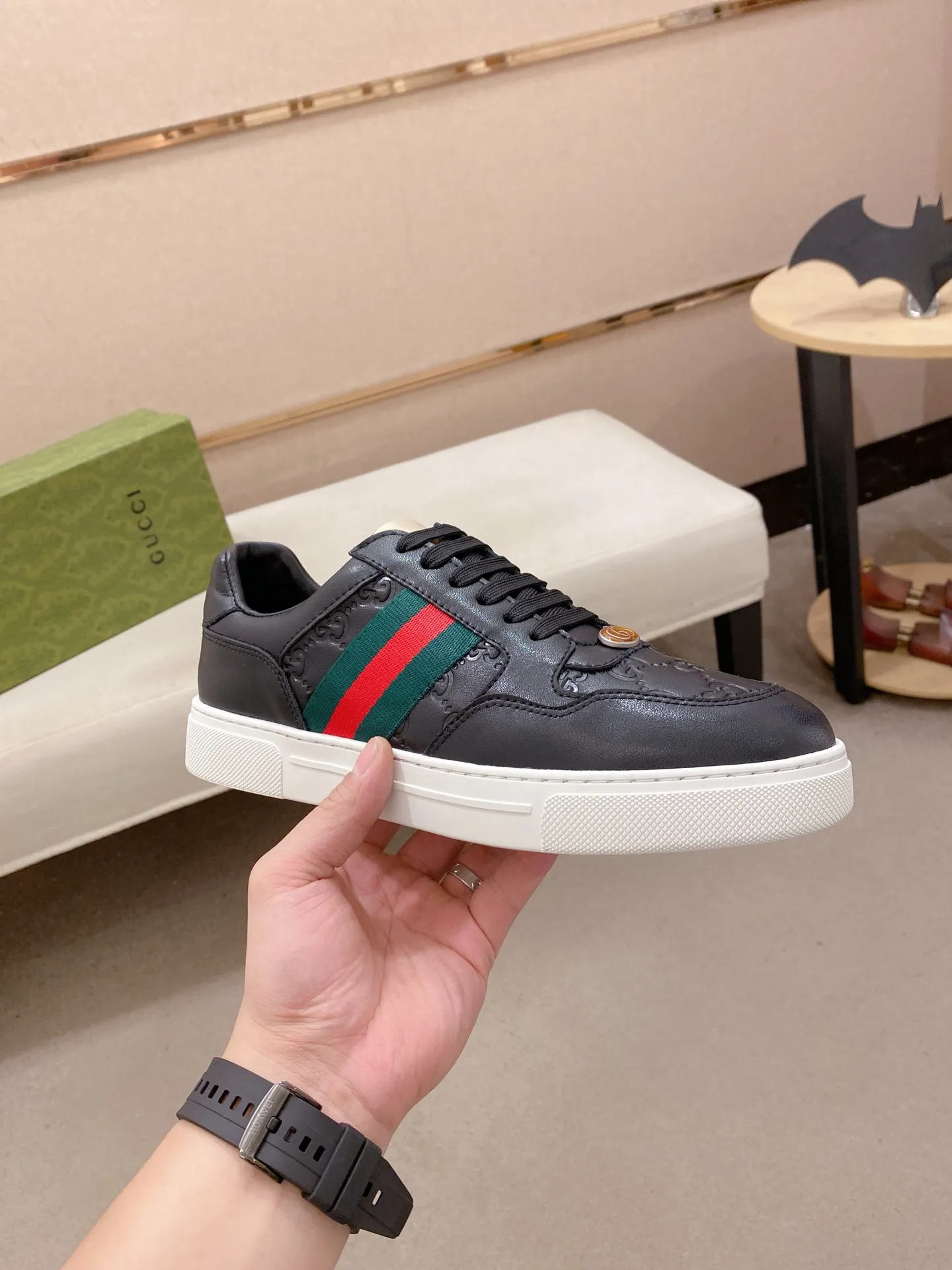Factory price: 420💰 (GUCCI) The latest model from the official website 🎁🎁Casual and fashionable men's shoes👟, hot style 💥The version is simple and elegant, exclusive for trendy men. Unique official website latest brand elements 👑Gucci original decoration, fashionable and generous, the fabric is original cowhide ✅sheepskin lining, the official website specifies wear-resistant casual outsole, the classic model is taken in kind at the counter🎬38-44 (45 is not returned or exchanged)